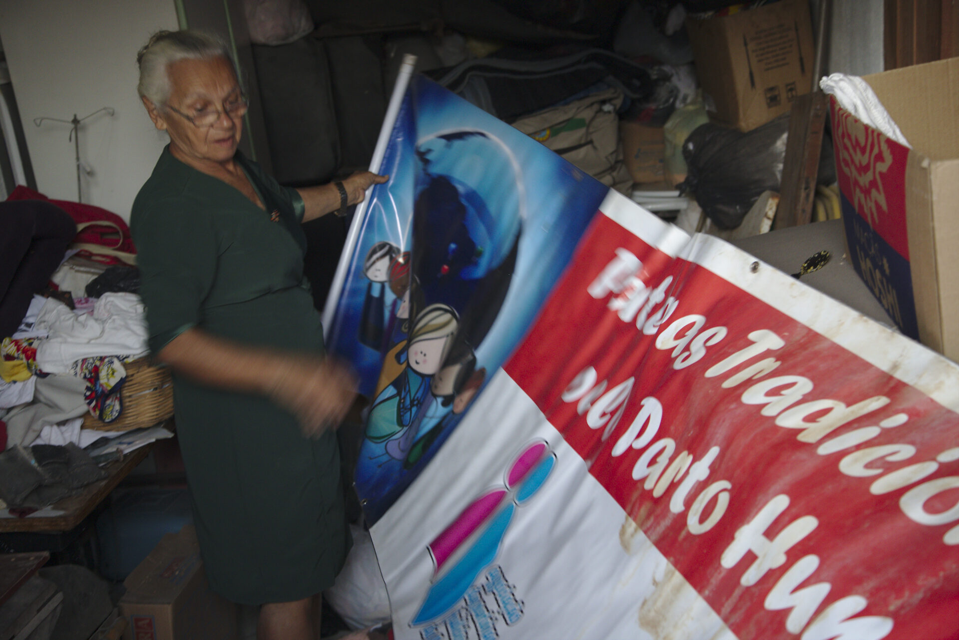 Dona Zefinha segurando faixa das Parteiras Tradicionais