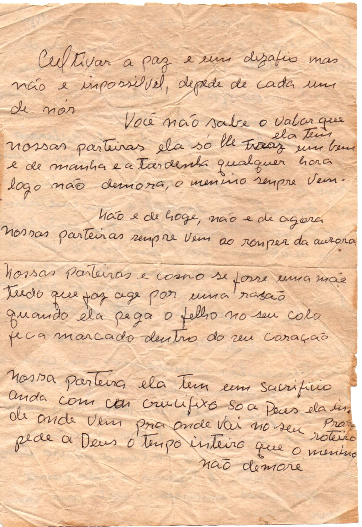 Anotações pessoais Zefinha em eventos e viagens em folha de papel amarelado, envelhecido, levemente amassado e com algumas marcas de dobra. Nele, há um texto em caneta preta, manuscrito em letra cursiva, com cinco parágrafos.
Informações textuais:
Cultivar a paz é um desafio mas não é impossível, depende de cada um de nós
Você não sabe o valor que nossas parteiras ela só lhe traz (ela tem) um bem e de manhã e a tardinha qualquer hora, logo não demora, o menino sempre vem.
Não é de hoje, não é de agora, nossas parteiras sempre vem ao romper da aurora.
Nossas parteiras é como se fosse uma mãe tudo que faz age por uma razão quando ela pega o filho no seu colo fica marcado dentro do seu coração
Nossa parteira ela tem um sacrifício, anda com seu crucifixo , só a Deus ela diz de onde vem, pra onde vai no seu roteiro, pede a Deus o tempo inteiro que o menino não demore”.
