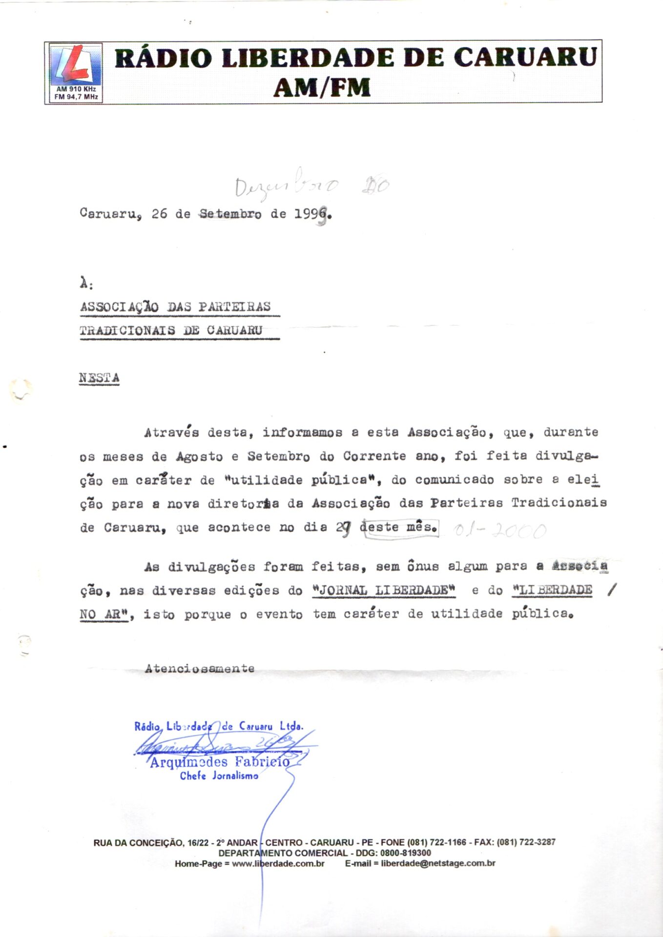 Declaração em folha branca, estilo A4, vertical, com timbrado na margem superior esquerda, contendo um logotipo composto pela letra “L” vermelha sobre um quadrado branco, inserido dentro de um quadrado um pouco maior, na cor azul. 
Abaixo do símbolo, o texto em duas linhas: “AM 910 KHz” e “FM 94,7 MHz”. À direita, em letras grandes Rádio Liberdade de Caruaru AM/FM.
O documento é datilografado e tem a assinatura em caneta azul, logo abaixo do texto principal.
Informações textuais:
Caruaru, 26 de Setembro de 1996.
À: ASSOCIAÇÃO DAS PARTEIRAS TRADICIONAIS DE CARUARU
Através desta, informamos a esta Associação, que, durante os meses de Agosto e Setembro do Corrente ano, foi feita divulgação em caráter de "utilidade pública", do comunicado sobre a eleição para a nova diretoria da Associação das Parteiras Tradicionais de Caruaru, que acontece no dia 29 deste mês.
As divulgações foram feitas, sem ônus algum para a Associação, nas diversas edições do "JORNAL LIBERDADE" e do "LIBERDADE NO AR", isto porque o evento tem caráter de utilidade pública.
Atenciosamente
Rádio Liberdade de Caruaru Ltda.
Assinado por Arquimedes Fabrício
Chefe Jornalismo
Na margem inferior: RUA DA CONCEIÇÃO, 16/22 - 2º ANDAR - CENTRO - CARUARU - PE - FONE (081) 722-1166 - FAX: (081) 722-3287
DEPARTAMENTO COMERCIAL - DDG: 0800-819300
www.liberdade.com.br E-mail: liberdade@netstage.com.br

