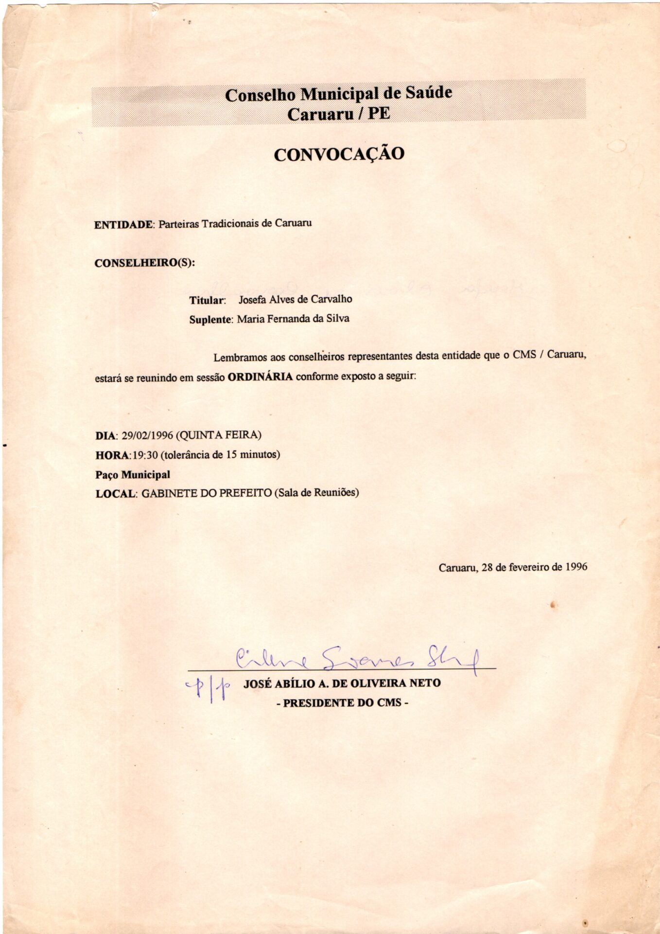 Convocação dos conselheiros representantes para reunião em sessão ordinária em folha amarelada, estilo A4, com suave marca de dobra na lateral direita que tem na parte superior, centralizado, o cabeçalho institucional: CONSELHO MUNICIPAL DE SAÚDE, CARUARU/PE. O texto está em letra de imprensa e a assinatura em caneta azul 
Informações textuais:
AUTORIZAÇÃO
Autorizo a utilização do espaço público, na Praça da Conceição, pelas parteiras tradicionais que estarão promovendo a venda de artesanato no horário das 10:00 às 16:00 h. do dia 18 de dezembro.
Caruaru, aos 18 de dezembro de 1996.
Assinado por: Cirlene Soares (último nome não compreensível) em nome de Antônio Cláudio Pedroza
Secretário de Adm. e Assuntos Jurídicos

