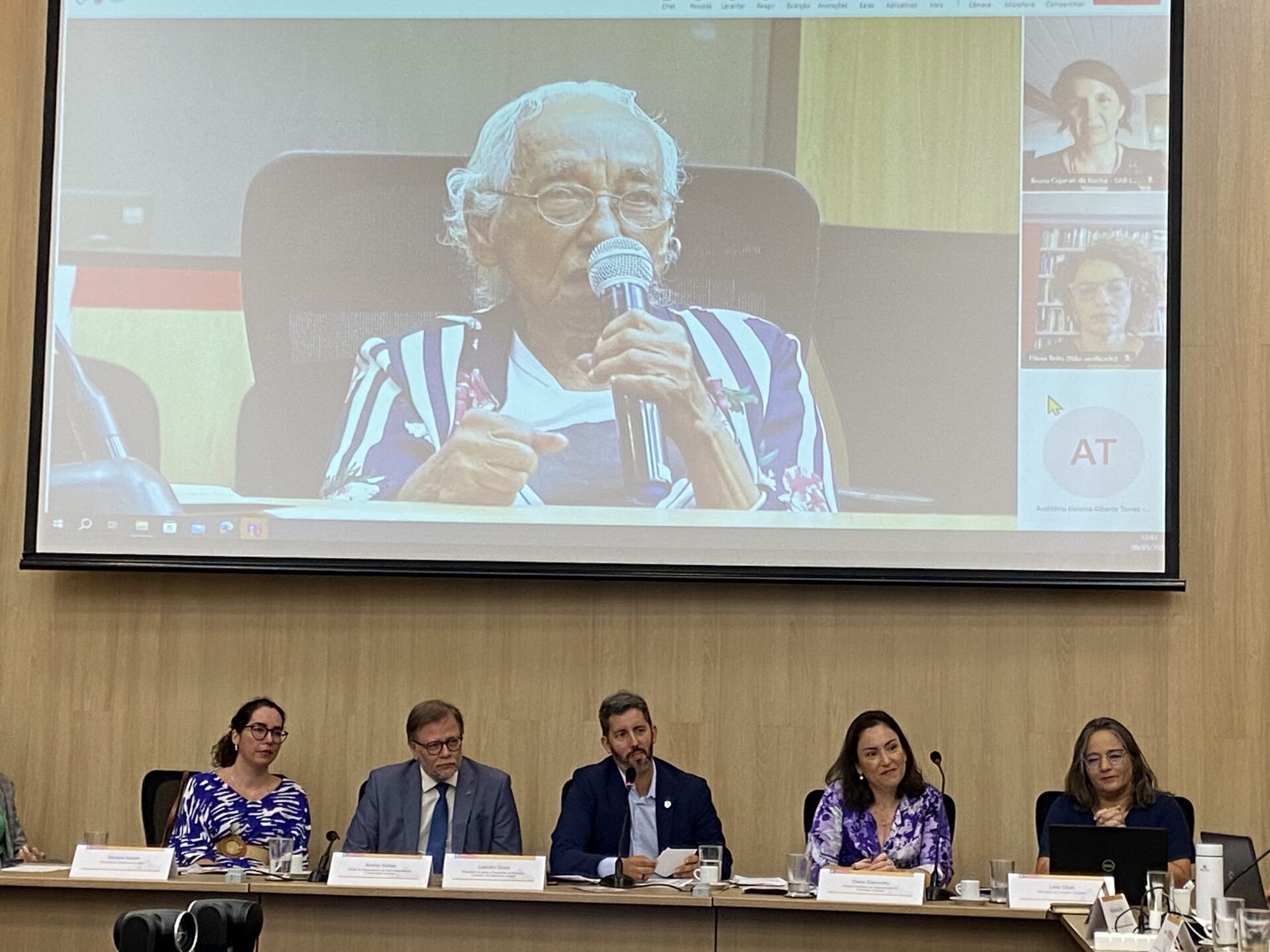 Fotografia de Marília
Nepomuceno,
momento em que
Dona Prazeres é
convidada a fazer uma
fala ao final da reunião
que reconhece seu
Ofício como
Patrimônio Cultural do
Brasil.