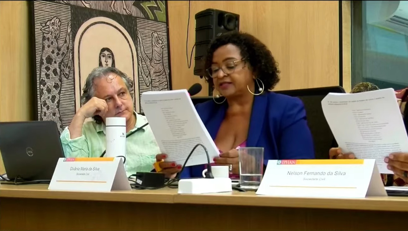 Imagem da conselheira Givânia Maria da Silva lendo o seu parecer, printada do vídeo público de transmissão da reunião, que está
disponível no ao público on-line.