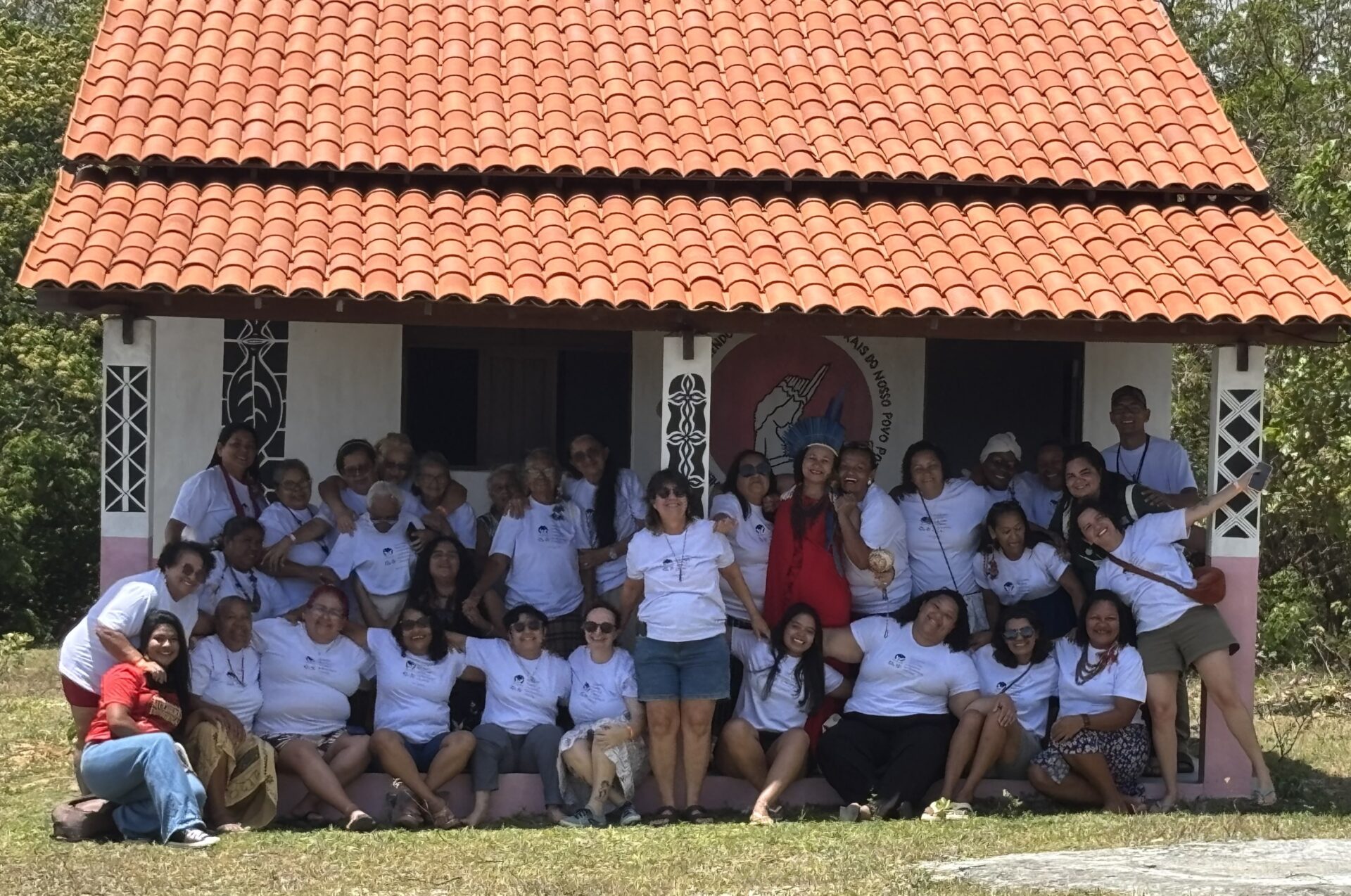 Parteiras de Pernambuco e da Paraíba em frente à Casa das Parteiras e Benzedeiras Potiguara